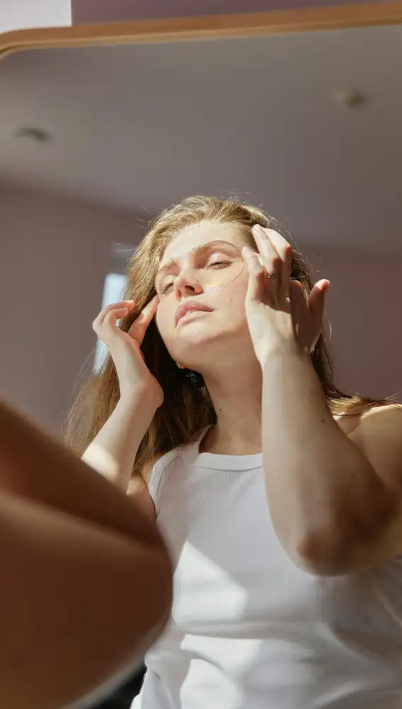 Mujer cuidándose el rostro Mujer cuidándose el rostro