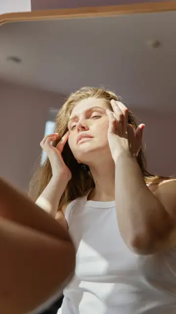 Mujer cuidándose el rostro Mujer cuidándose el rostro