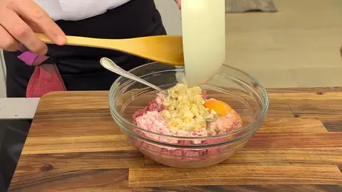 Añade el huevo, una pizca de sal y las verduras pochadas Añade el huevo, una pizca de sal y las verduras pochadas
