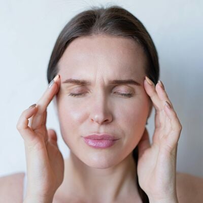 Mujer con tensi&oacute;n facial