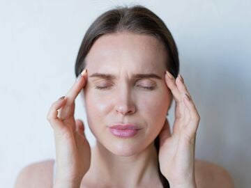 Mujer con tensi&oacute;n facial