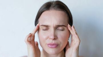 Mujer con tensi&oacute;n facial