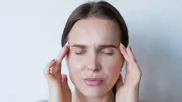 Mujer con tensión facial Mujer con tensión facial