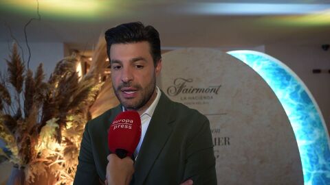Miguel Torres atendiendo a la prensa