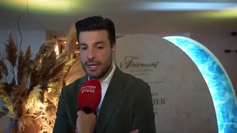 Miguel Torres atendiendo a la prensa Miguel Torres atendiendo a la prensa