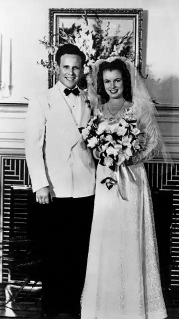 Marilyn Monroe en su boda con James Dougherty Marilyn Monroe en su boda con James Dougherty
