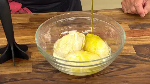 Agrega la nata y el aceite aromatizado Agrega la nata y el aceite aromatizado