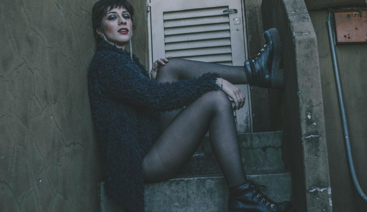 Chica maquilla siguiendo la est&eacute;tica grunge
