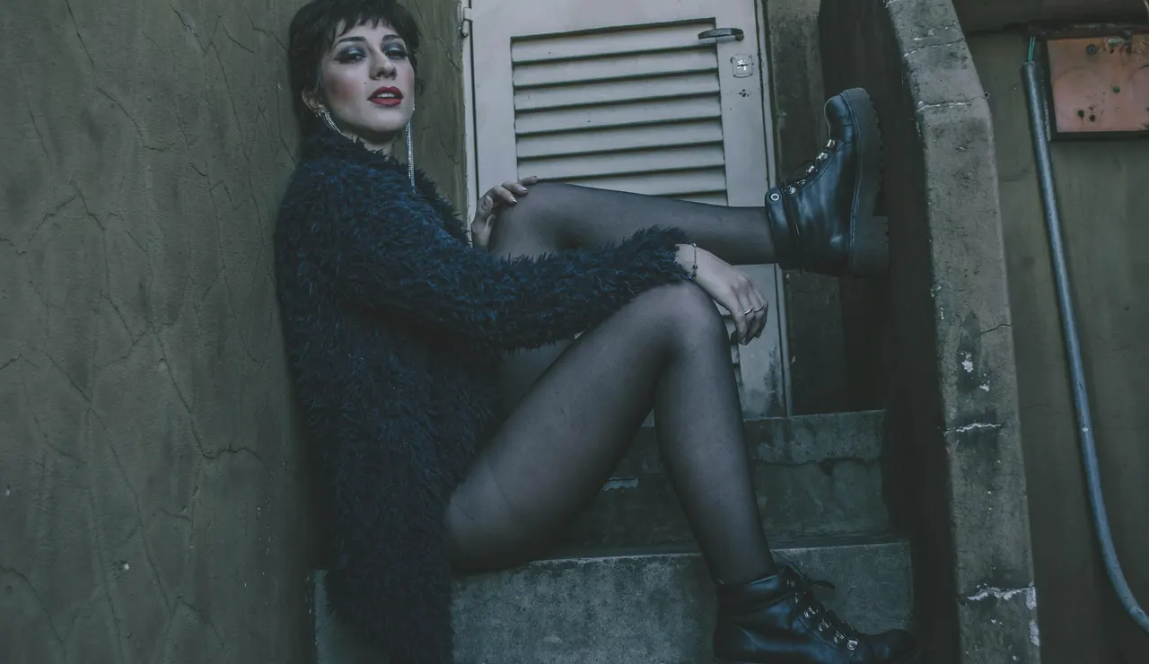 Chica maquilla siguiendo la estética grunge
