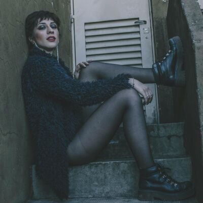 Chica maquilla siguiendo la est&eacute;tica grunge