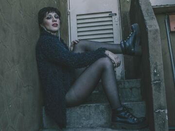 Chica maquilla siguiendo la est&eacute;tica grunge