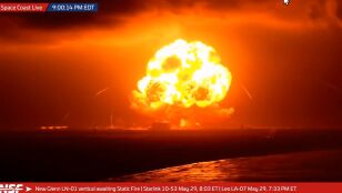 La bola de fuego provocada por la explosi&oacute;n del cohete