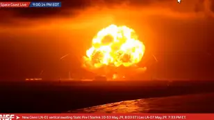 La bola de fuego provocada por la explosión del cohete