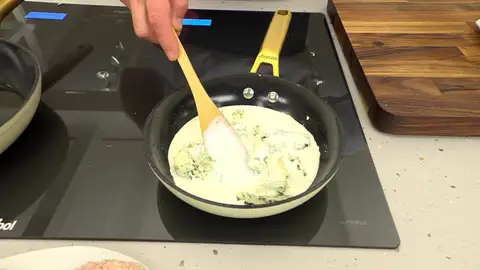 Remueve a fuego suave hasta que se funda el queso Remueve a fuego suave hasta que se funda el queso