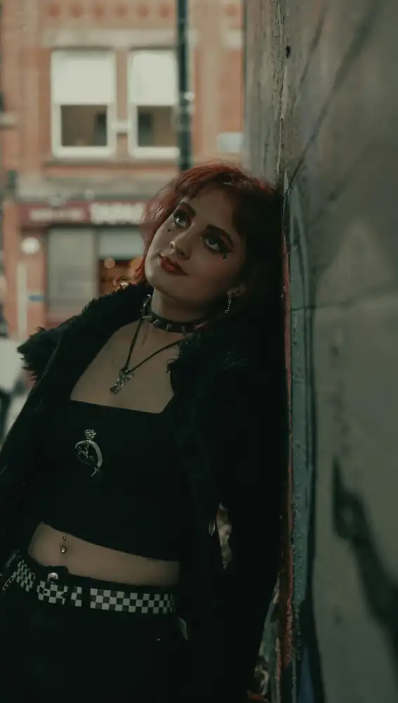 Chica maquillada siguiendo la estética grunge Chica maquillada siguiendo la estética grunge