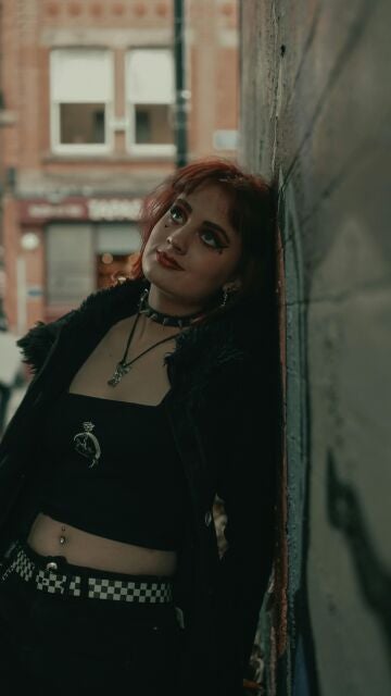 Chica maquillada siguiendo la estética grunge