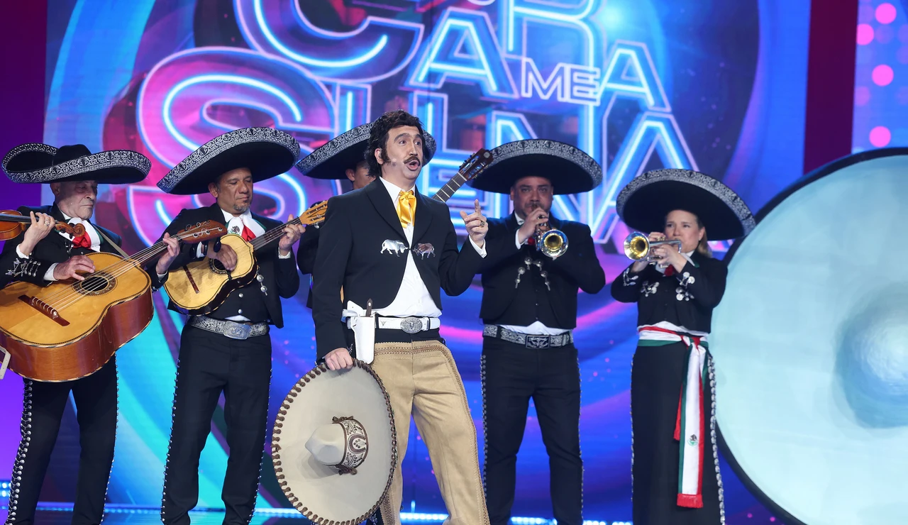 Aníbal Gómez sorprende con una particular versión de ‘Mocatriz’ acompañado de mariachis