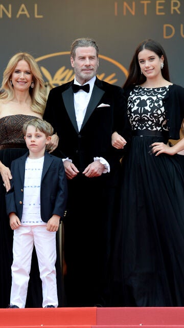 John Travolta con su mujer, Kelly Preston, y sus hijos Ella y Benjamin en Cannes en 2018