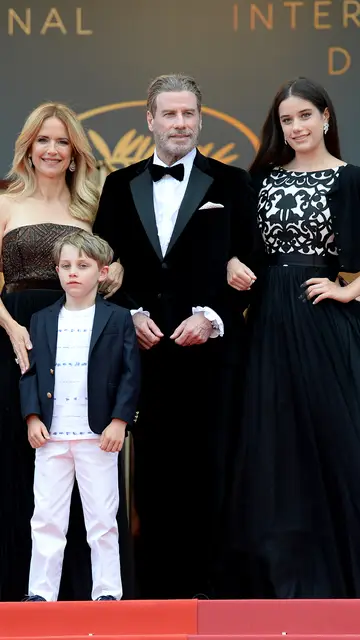John Travolta con su mujer, Kelly Preston, y sus hijos Ella y Benjamin en Cannes en 2018 John Travolta con su mujer, Kelly Preston, y sus hijos Ella y Benjamin en Cannes en 2018