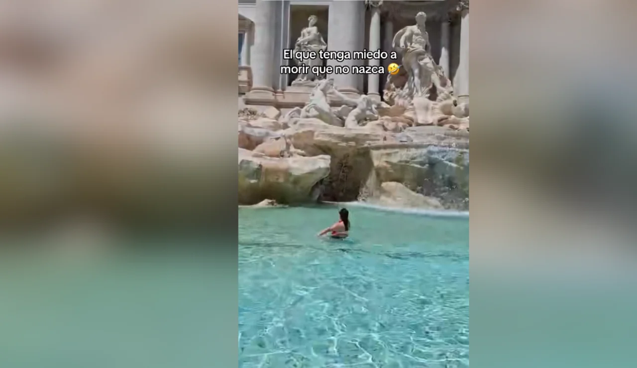 Turista nadando en la Fontana di Trevi de Roma