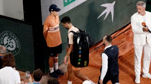 Djokovic abandona la Chatrier tras perder ante Fonseca 