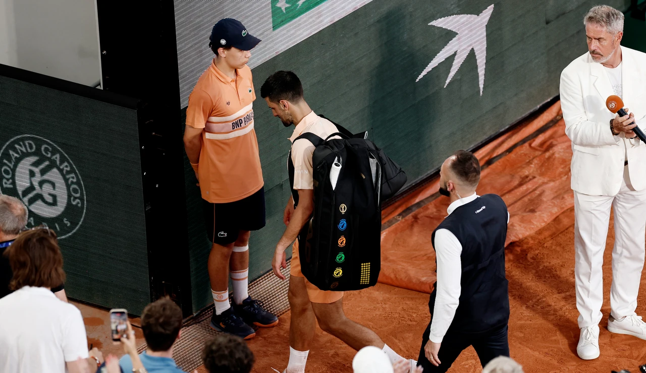 Djokovic abandona la Chatrier tras perder ante Fonseca