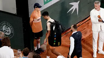 Djokovic abandona la Chatrier tras perder ante Fonseca Djokovic abandona la Chatrier tras perder ante Fonseca