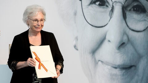 Josefina Molina con su Premio Nacional de Cinematografía en el Festival de San Sebastián de 2019