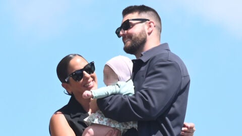 Anabel Pantoja y David Rodríguez con su hija Alma