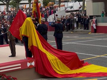 &ldquo;Espa&ntilde;a no es esa bandera que se cae, sino el guardia de honor que resiste con entereza cuando le cae encima&rdquo;