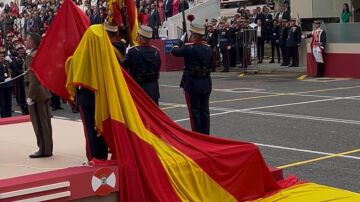 &ldquo;Espa&ntilde;a no es esa bandera que se cae, sino el guardia de honor que resiste con entereza cuando le cae encima&rdquo;