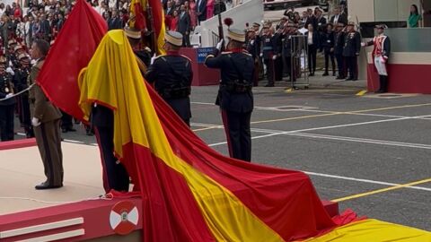 &ldquo;Espa&ntilde;a no es esa bandera que se cae, sino el guardia de honor que resiste con entereza cuando le cae encima&rdquo;