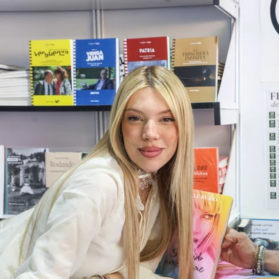 Alejandra Rubio junto a Aless Gibaja en la Feria del Libro de Madrid