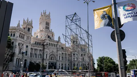 Continúan los preparativos en Madrid para la visita del Papa Continúan los preparativos para la visita del Papa, en la plaza de Cibeles, a 28 de mayo de 2026, en Madrid (España). Madrid afronta importantes restricciones de tráfico entre el 3 y el 9 de junio por los preparativos y la visita del Papa León XIV, con especial impacto en Cibeles, plaza de Lima, Castellana, paseo del Prado y Recoletos. Desde este lunes se ocupan progresivamente carriles y dársenas de autobuses para montar infraestructuras, con cierre total de plaza de Lima el 3 de junio y de ...