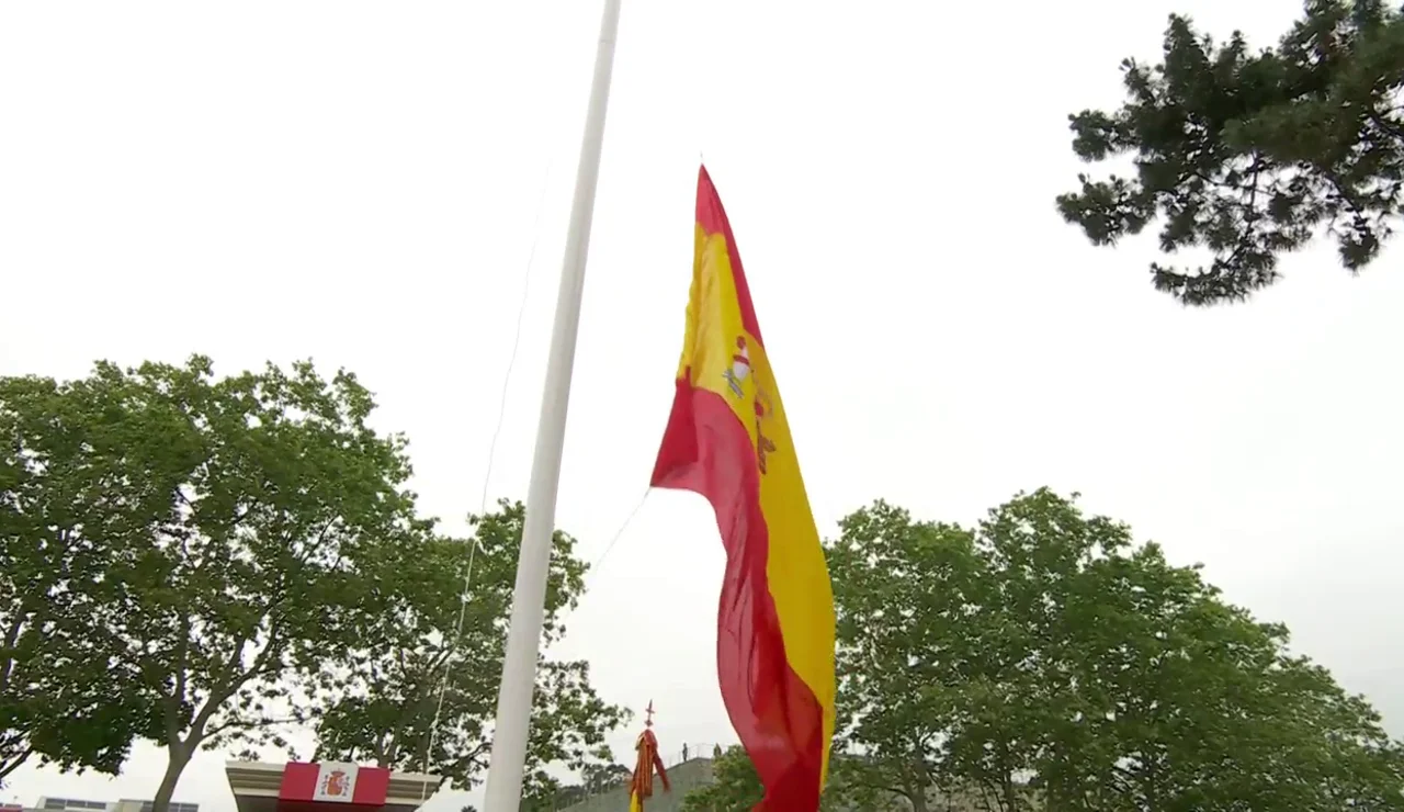 Cae la bandera de España mientras la izan en el Día de las Fuerzas Armadas