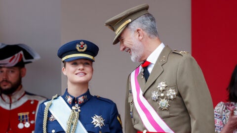 La princesa Leonor y el rey Felipe en el Día de las Fuerzas Armadas en Vigo