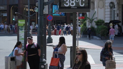 Un term&oacute;metro en la calle marca la temperatura, a 28 de mayo de 2026, en Bilbao, Vizcaya, Pa&iacute;s Vasco (Espa&ntilde;a). La Agencia Vasca de Meteorolog&iacute;a, Euskalmet, ha previsto para la jornada de hoy en Euskadi temperaturas rondando los 28-30 grados en puntos de costa, pero m&aacute;s cercanas a los 34-35 grados en el interior.28 MAYO 2026H.Bilbao / Europa Press28/05/2026