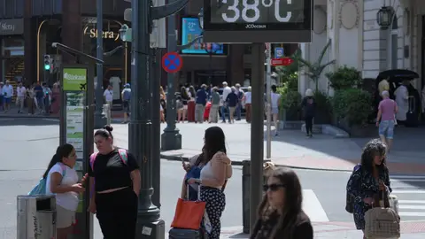 El verano arranca con la primera ola de calor del año y avisos extremos en gran parte de España Un termómetro en la calle marca la temperatura, a 28 de mayo de 2026, en Bilbao, Vizcaya, País Vasco (España). La Agencia Vasca de Meteorología, Euskalmet, ha previsto para la jornada de hoy en Euskadi temperaturas rondando los 28-30 grados en puntos de costa, pero más cercanas a los 34-35 grados en el interior.28 MAYO 2026H.Bilbao / Europa Press28/05/2026