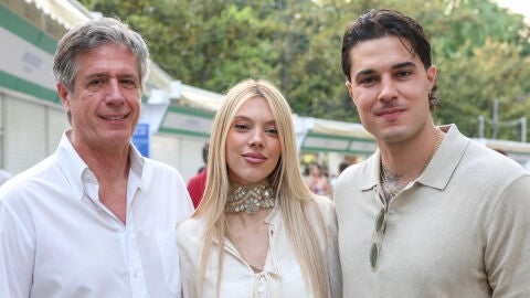 Alejandra Rubio junto a Carlo Costanzia padre e hijo en la Feria del Libro de Madrid