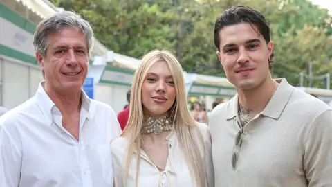 Alejandra Rubio junto a Carlo Costanzia padre e hijo en la Feria del Libro de Madrid Alejandra Rubio junto a Carlo Costanzia padre e hijo en la Feria del Libro de Madrid