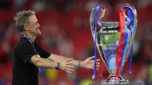 Luis Enrique, con el trofeo de campeón de Champions Luis Enrique, con el trofeo de campeón de Champions