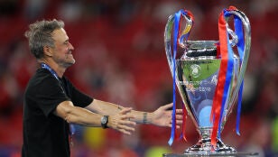 Luis Enrique, con el trofeo de campe&oacute;n de Champions