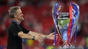 Luis Enrique, con el trofeo de campeón de Champions