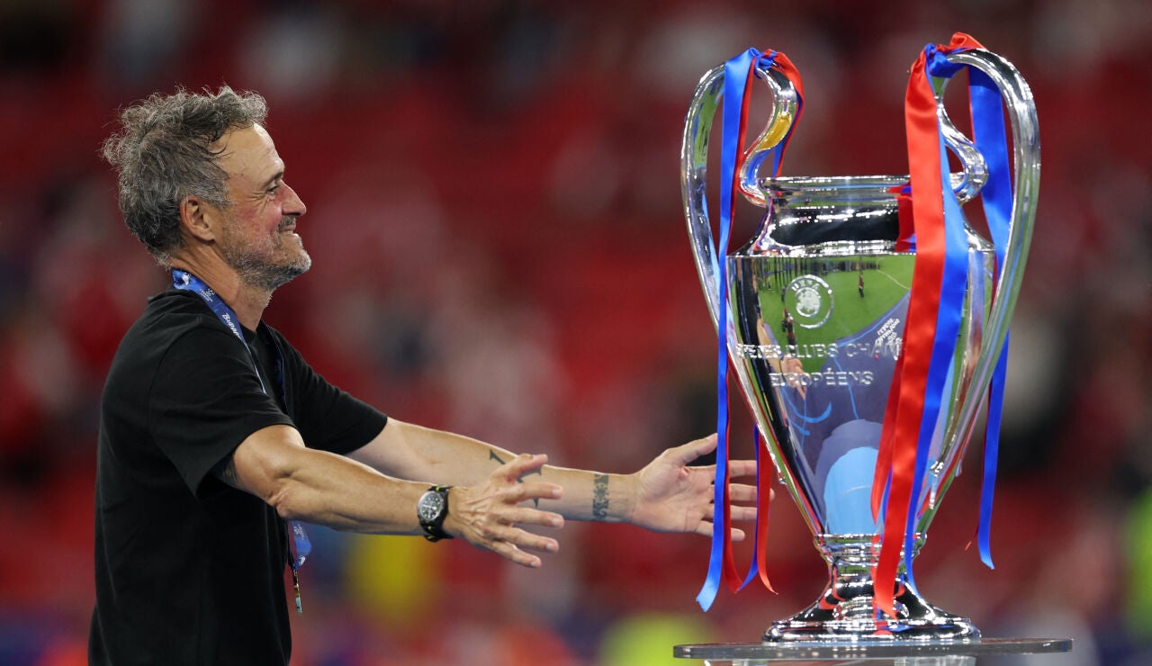 Luis Enrique, con el trofeo de campe&oacute;n de Champions