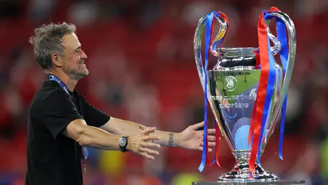 Luis Enrique, con el trofeo de campeón de Champions Luis Enrique, con el trofeo de campeón de Champions