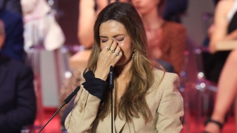 Las lágrimas de Sara Carbonero al recibir la Medalla de Oro de Castilla-La Mancha
