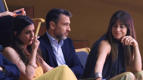Irene Carbonero, José Luis Cabrera e Isabel Jiménez durante el discurso de Sara Carbonero en la Medalla de Oro de Castilla-La Mancha