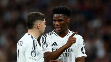 Tchouam&eacute;ni y Fede Valverde en un partido con el Real Madrid
