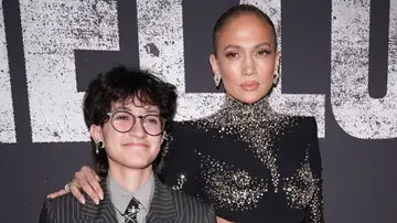 Emme y Jennifer Lopez en una alfombra roja Emme y Jennifer Lopez en una alfombra roja