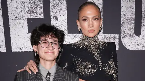 Emme y Jennifer Lopez en una alfombra roja Emme y Jennifer Lopez en una alfombra roja